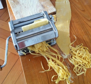Gode gamle pastamaskine til udrulning af frisk pasta - som friskbagt brød kan det bare være godt! Foto Katrine juni 2014